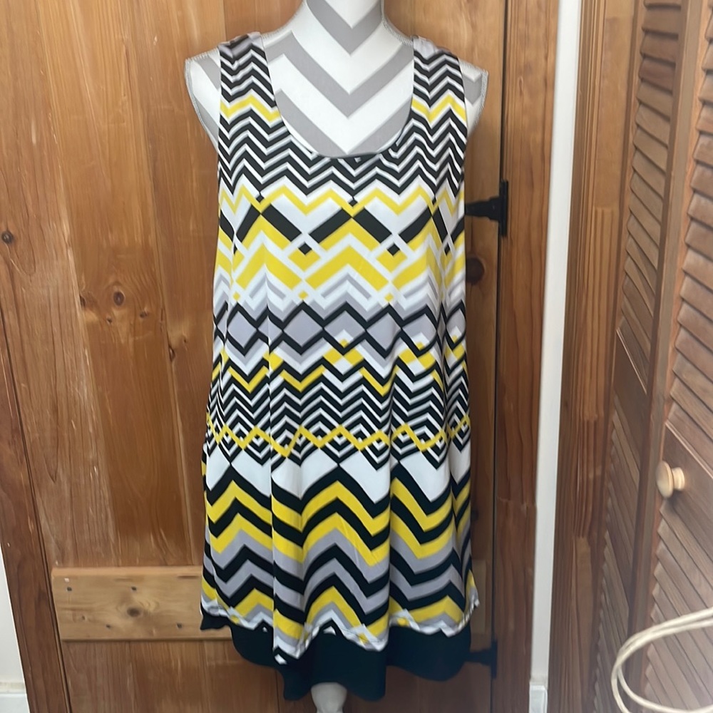 Small notations spring dress